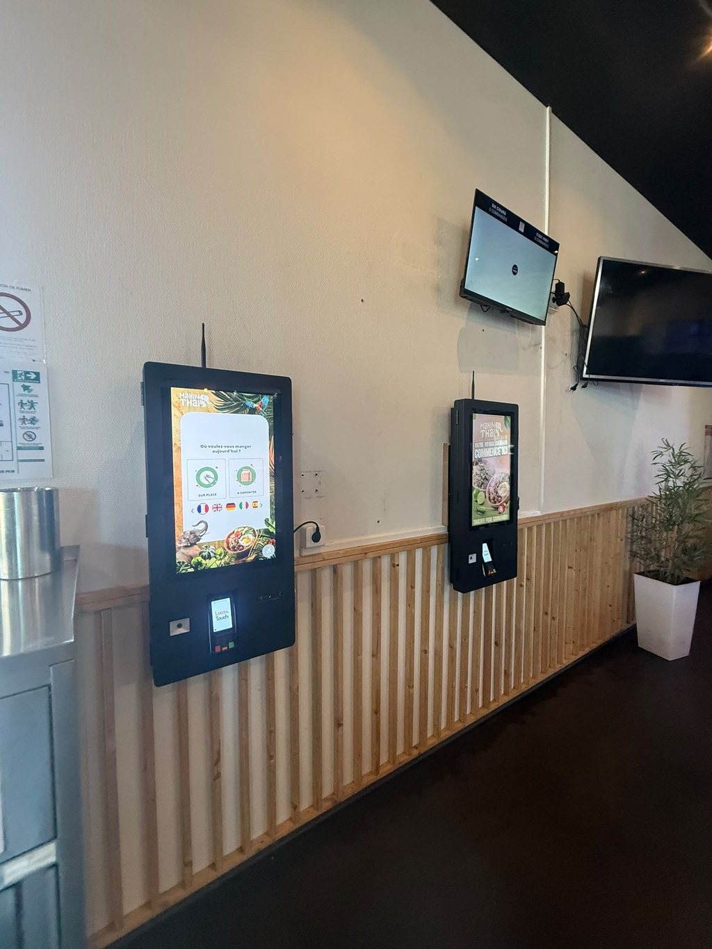 Bornes de commande 24 pouces en pose murale, avec écran d’appel client au-dessus