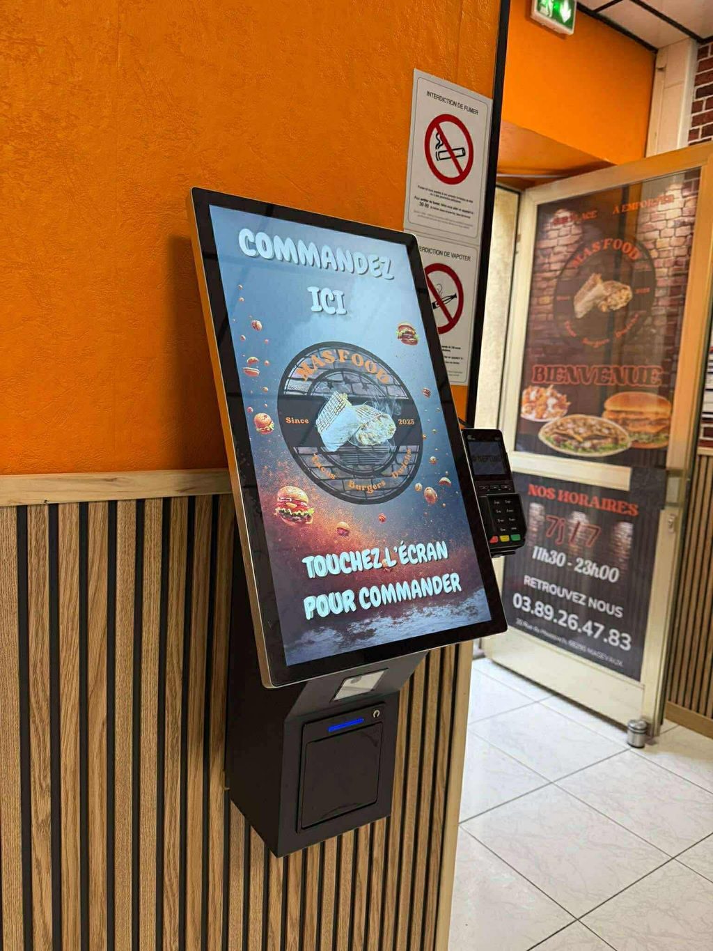 Borne « Commandez ici » avec terminal de paiement