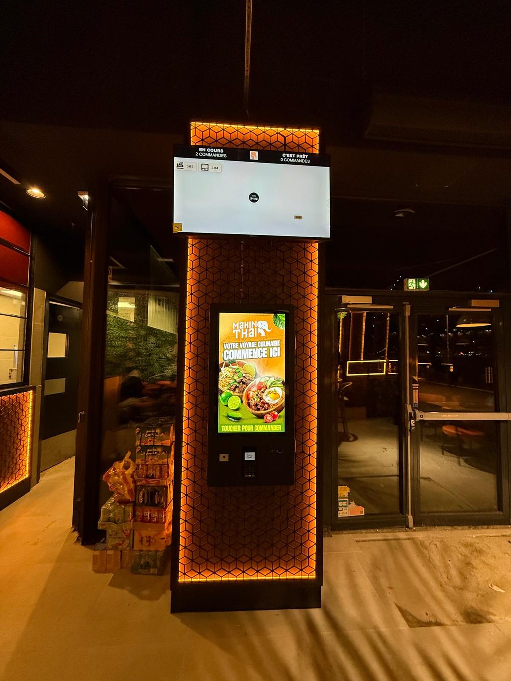 Borne de commande sur pied installée en salle
