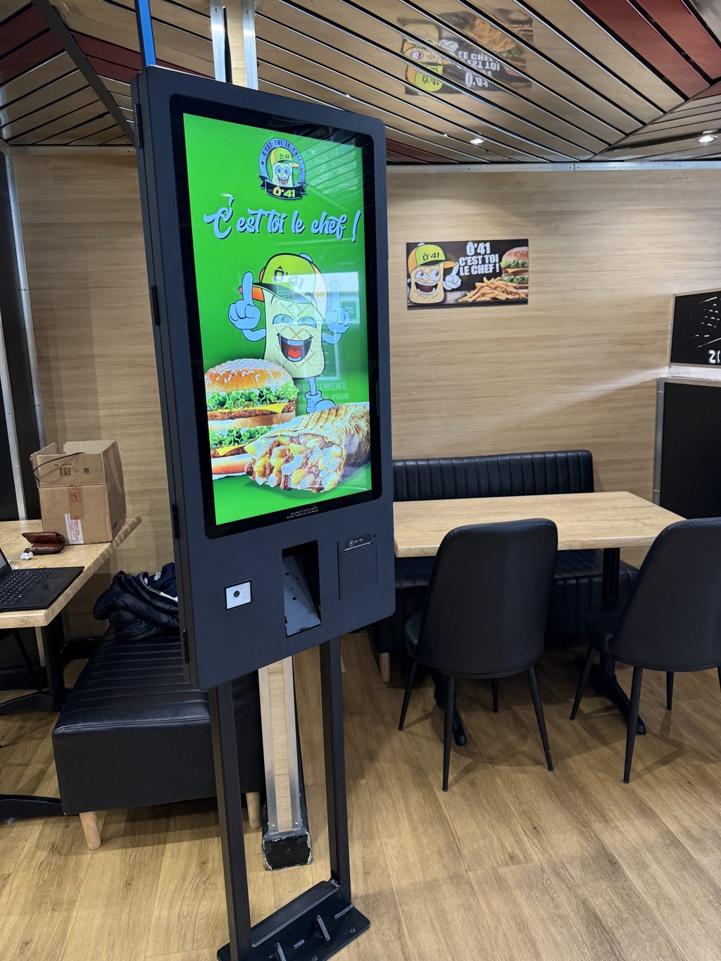 Borne sur pied dans la salle du restaurant