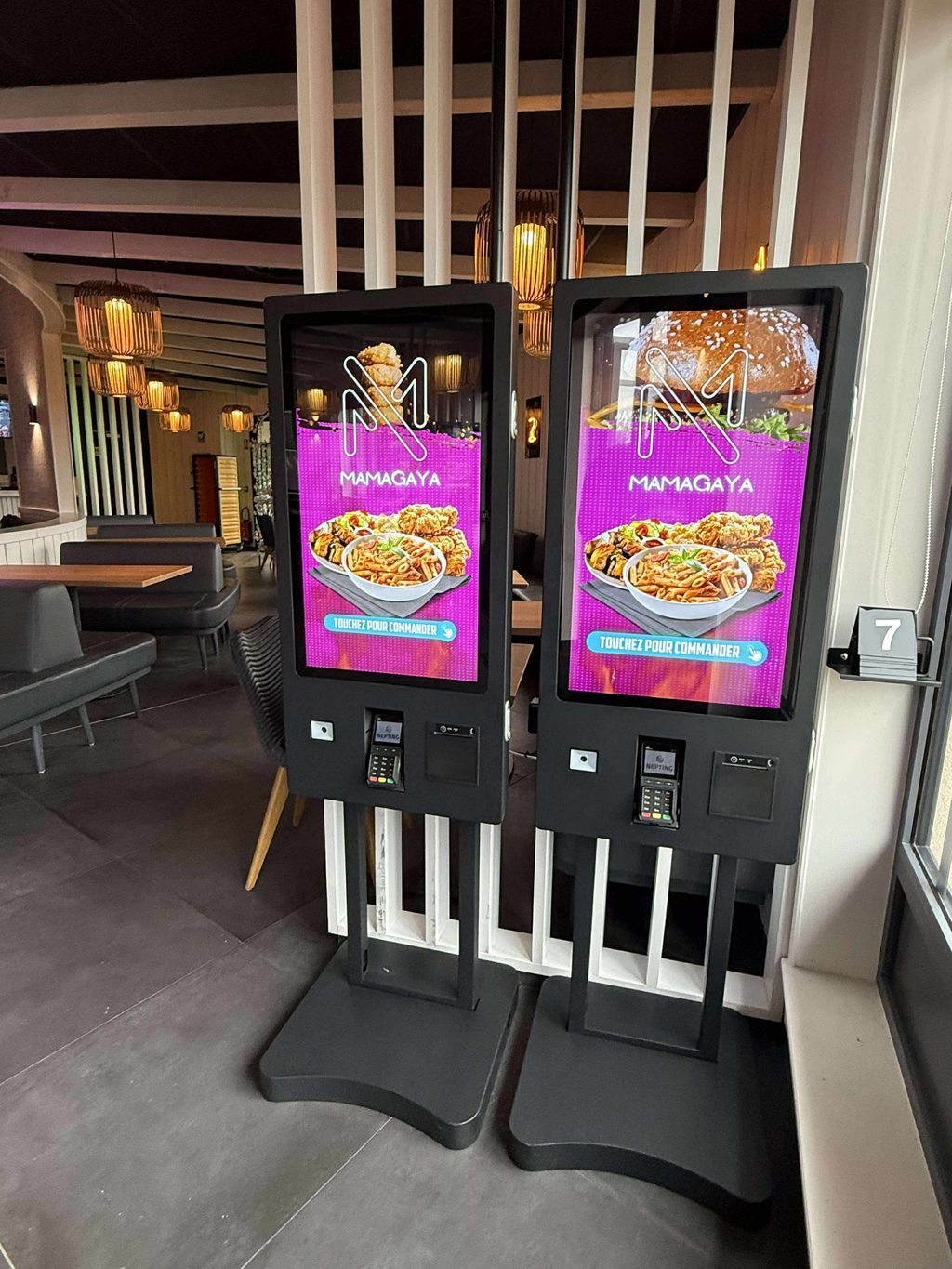 Deux bornes de commande côte à côte