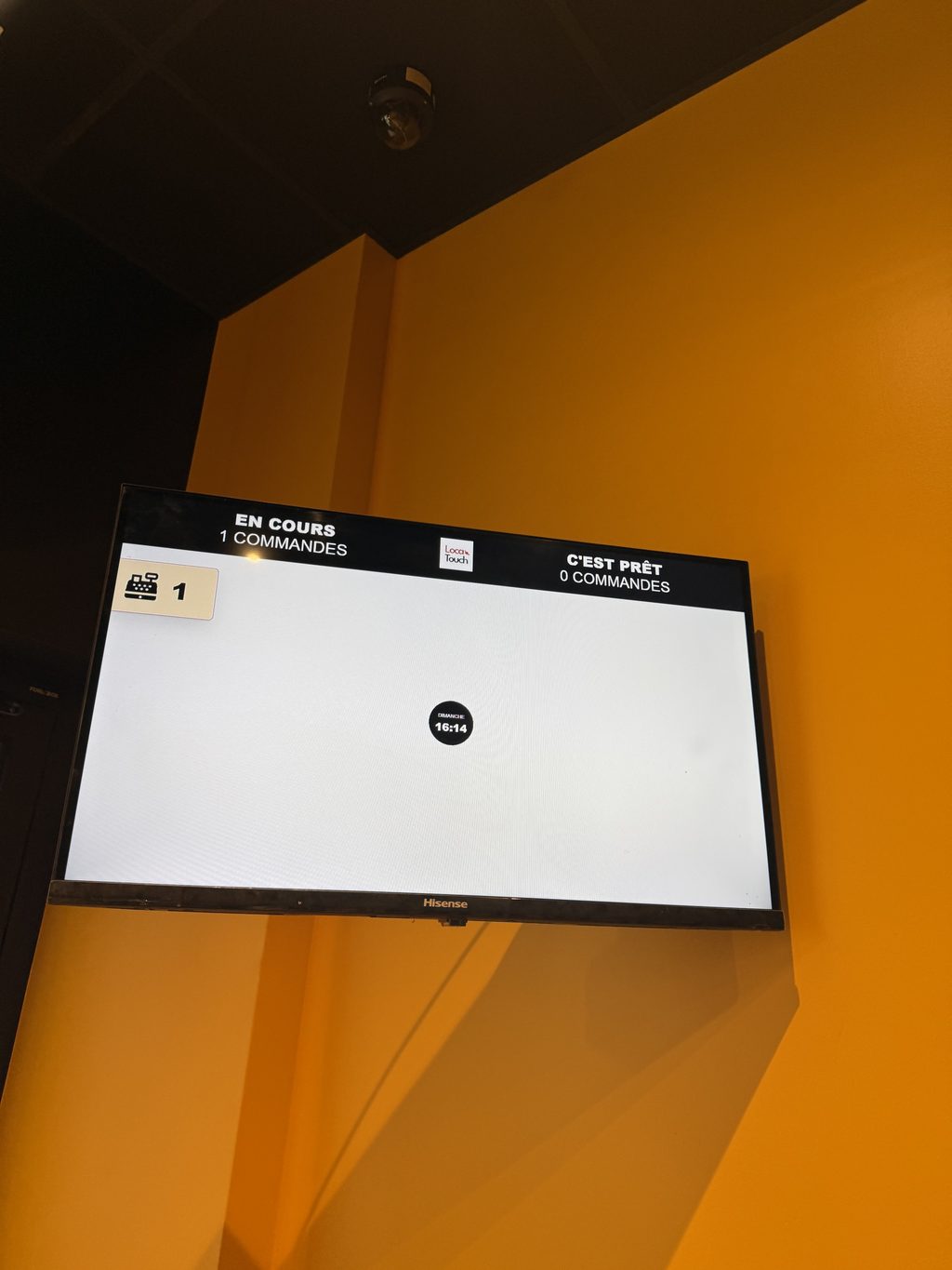 Écran de caisse installé au comptoir