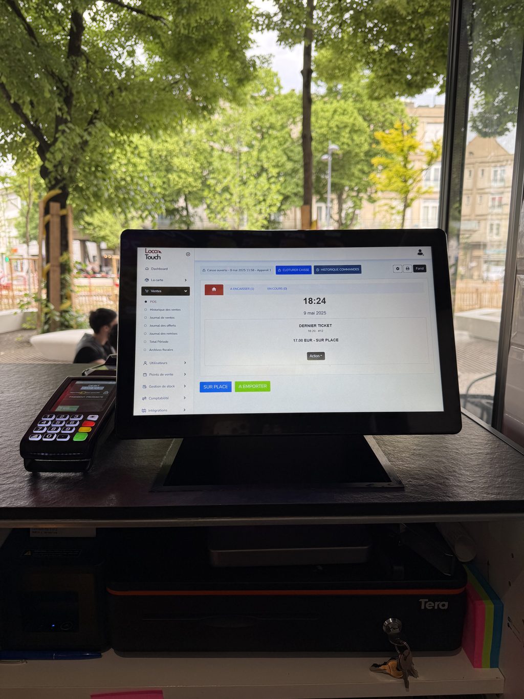 Poste de caisse avec terminal de paiement